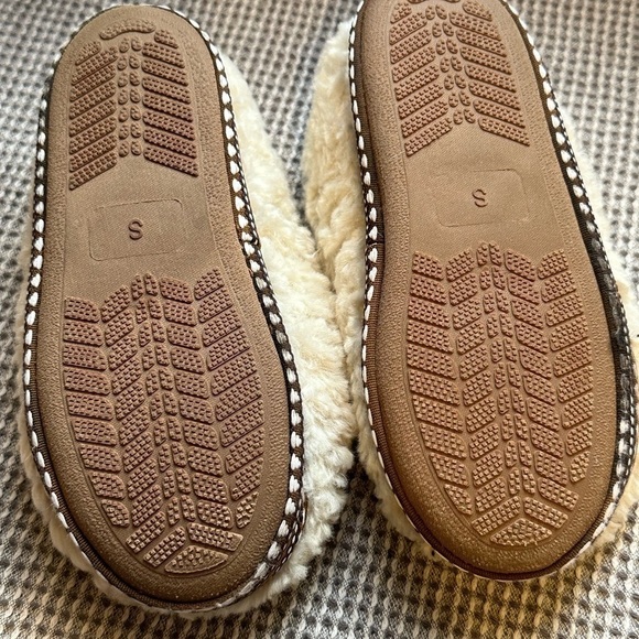 Ariat brand Girls' Indoor/Outdoor Fleece Lined Cushioned Slippers - Picture 2 of 3